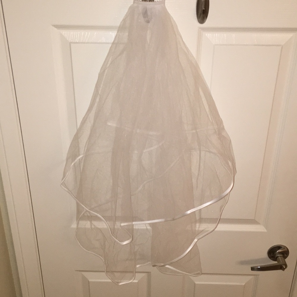 White short two layered veil with comb